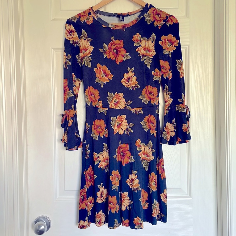 Floral bell sleeve dress - Small